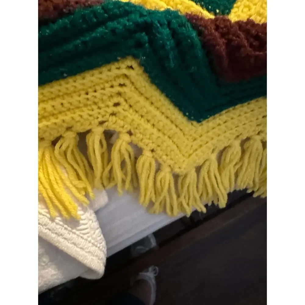 1970s crocheted afghan. 74x48 great condition‎